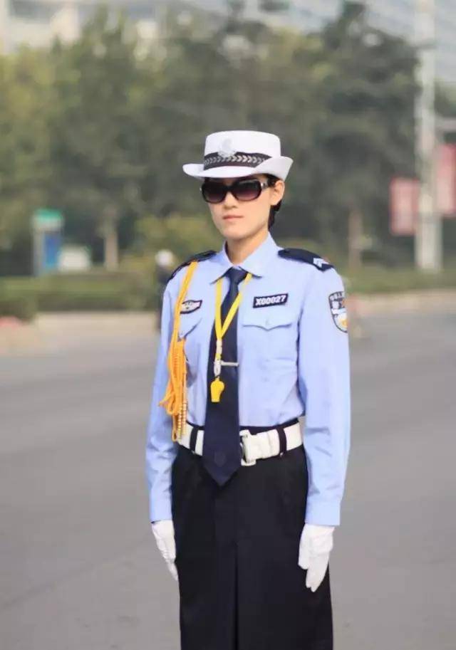 各国的女交警长什么样子?