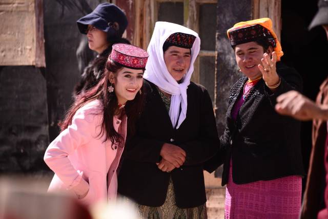 图为塔吉克族农村婚礼现场,新郎家的亲朋邻里女孩都是令人着迷的.