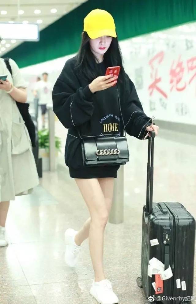 周冬雨 杨幂种草的这件衣服.彻底杀入了时尚圈!