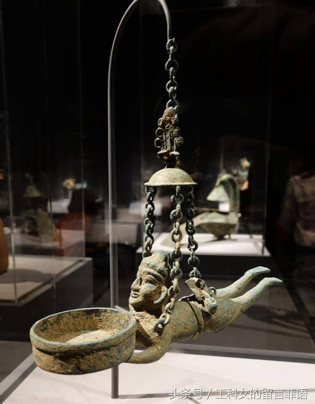 东汉 青铜人形吊灯,湖南省博物馆藏