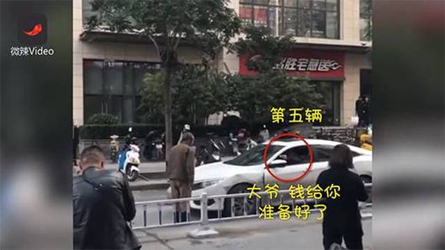 "无耻"老人当街竟然做出这样的事!