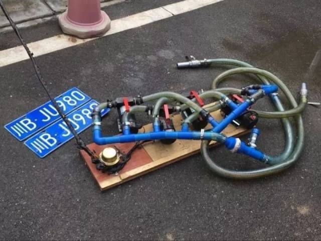 这帮"偷油婆" 偷油的工具相当专业!