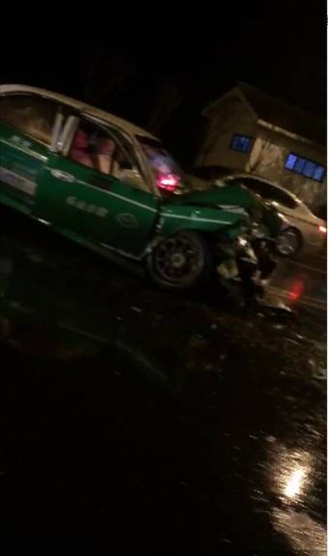 乐山接连两起车祸!现场一片狼藉!