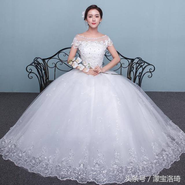 国庆一土豪办婚礼,新娘金子挂满全身豪车陪嫁,市民以为在拍戏