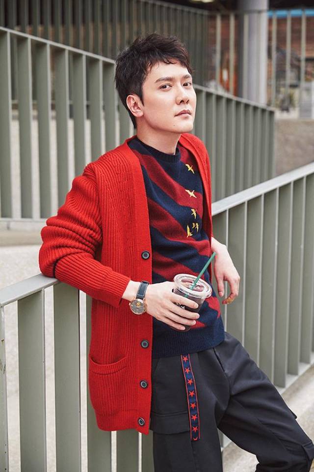 其中一组写真中,冯绍峰身着红色毛衣外套,内搭斜纹撞色针织衫,时而