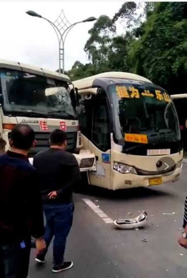 车祸 车祸!乐山接连两起车祸!现场一片狼藉!