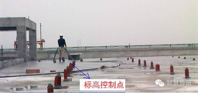 泡沫混凝土应按设计的厚度设定浇筑面标高线,找坡时宜采取挡板辅助