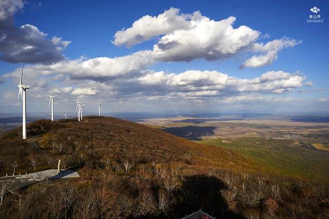 饶河县城西北19公里处,海拨801米,共有八个顶峰,是山岳型自然风景旅游