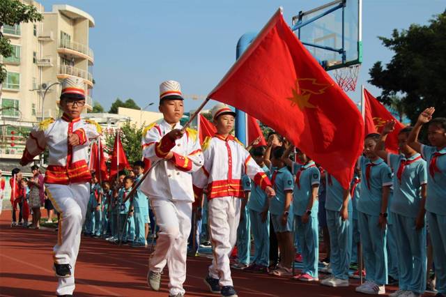 丰丽学校举行庆祝少先队建队68周年主题活动暨一年级新队员入队仪式.