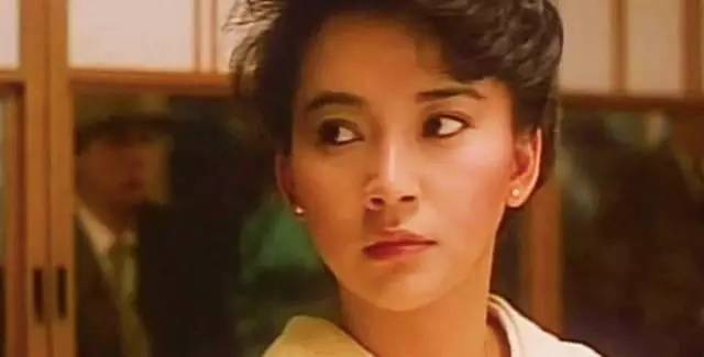 于是,胡慧中靠着努力成功打进了香港娱乐圈,坐上香港首席女打星的宝座