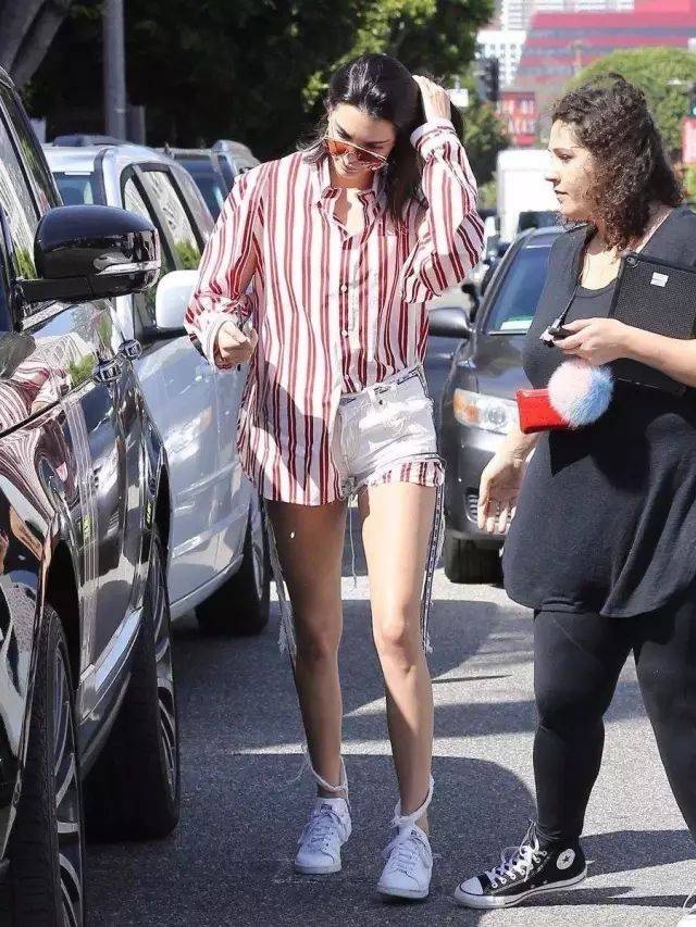 selena gomez的黑白色可以说是经典搭配了,头发散下来乍一看还以为是