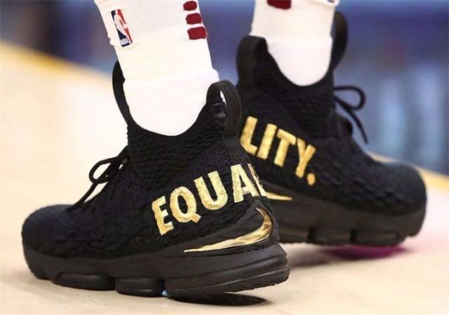 詹姆斯上脚 Nike LeBron 15 EQUALITY PE带领