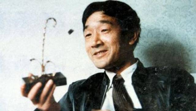 1981年初登银幕,主演《阿q正传》,获第6届大众电影百花奖最佳男演员奖