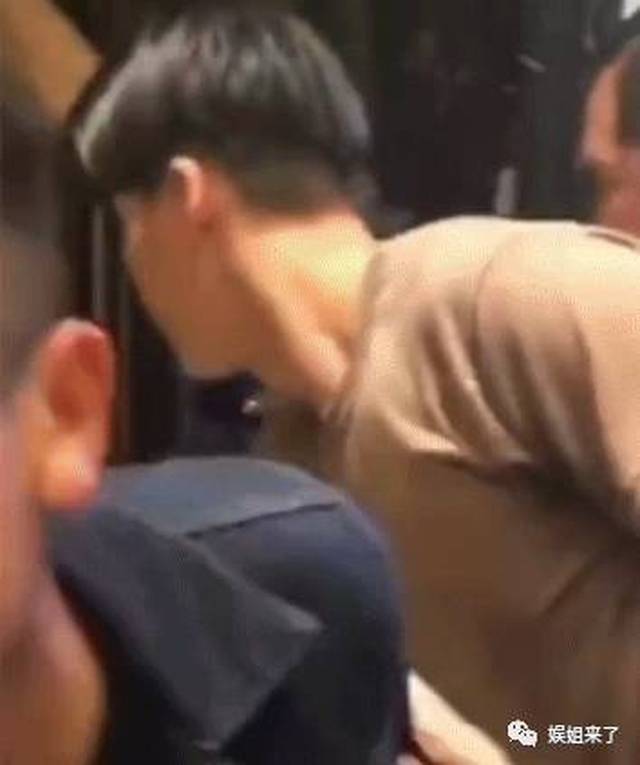 今日娱乐八卦有点多！周星驰助理辟谣，赵丽颖被央视点名，舒畅失声，唐嫣罗晋分手？