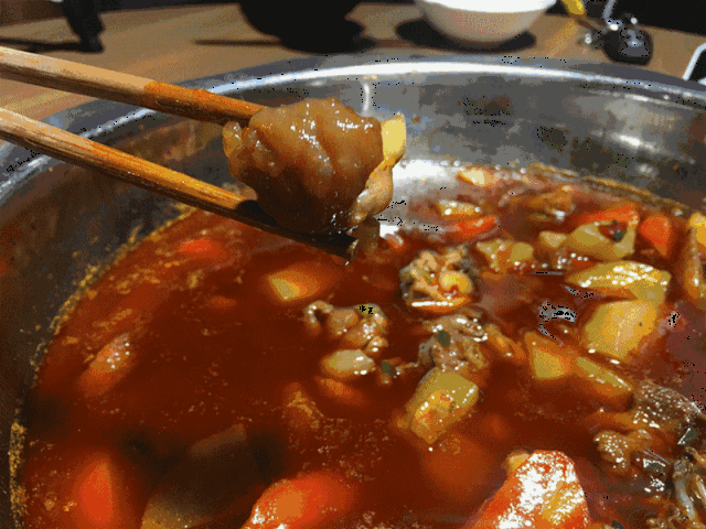 加菜四五轮…锅里全捞光…破下美食007探店时长最长记录