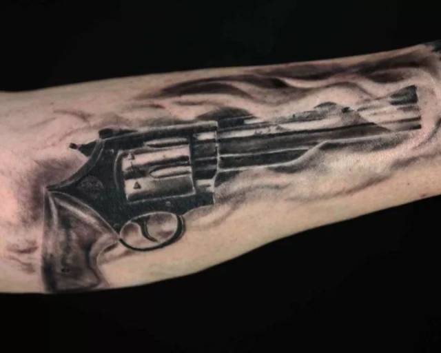代表:余文乐 复古手枪是老派纹身爱好者最为倾心的图案之一,纹身