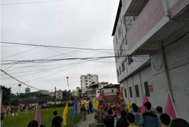 今天,五华县水寨镇大布村锣鼓震天,彩旗飘飘!真真热闹