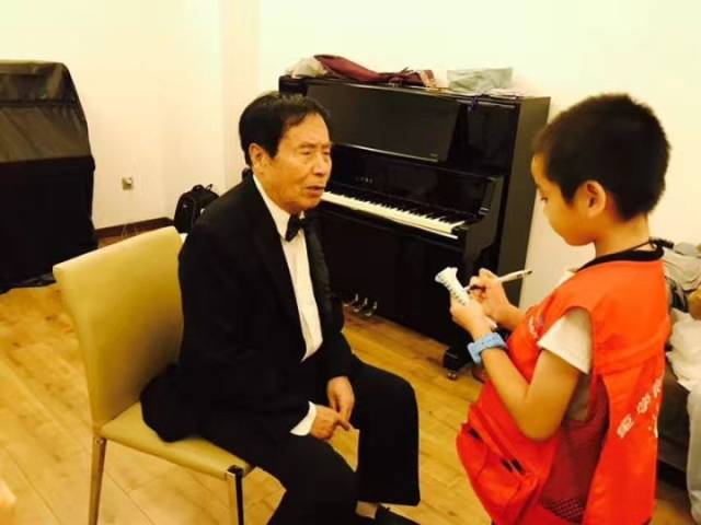 西安8岁男孩模仿主播脱口秀爆笑 被请到电视台录节目了