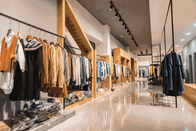 为了改变lucy,粥粥推荐了一家时装店——黑兔生活馆