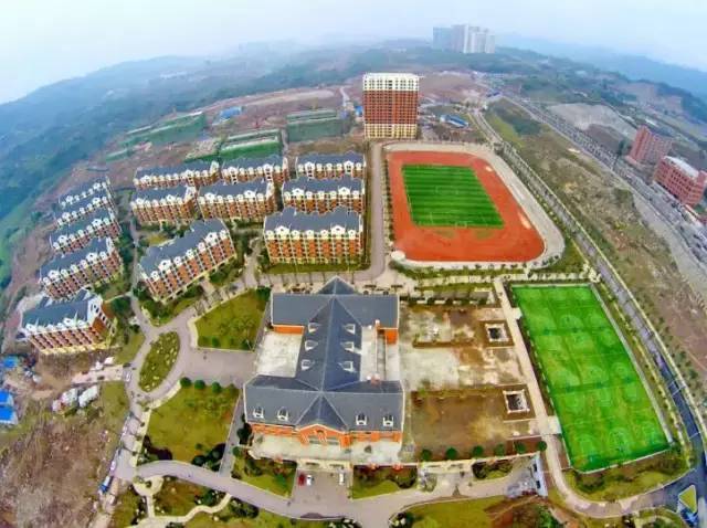 巴南区2013年启动建设的重庆高职城,也是"无中生有"策划出来的一座"