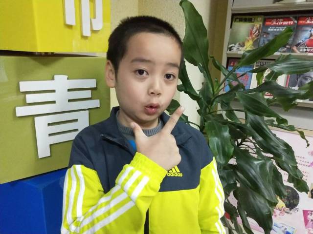 西安8岁男孩模仿主播脱口秀爆笑 被请到电视台录节目了