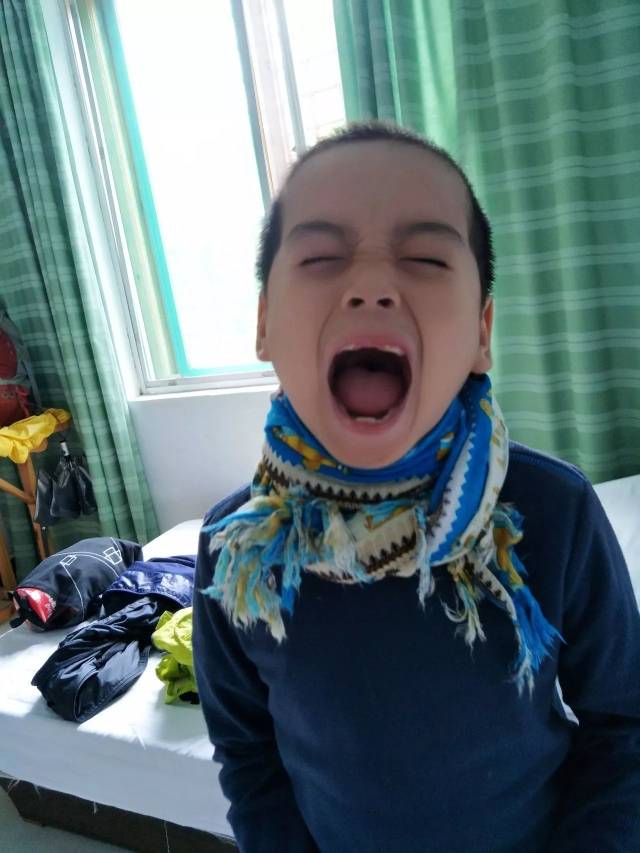 西安8岁男孩模仿主播脱口秀爆笑 被请到电视台录节目了