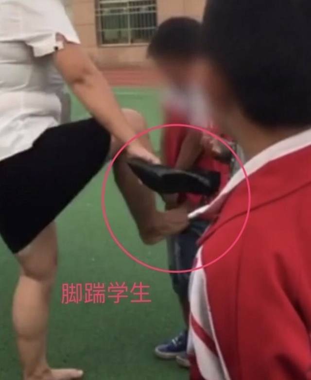 震惊!河南新密女教师脱高跟鞋打小学生,学生大哭还用脚踢!