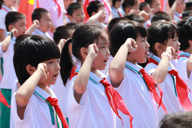 广州增城外国语学校隆重举行了"红领巾,飘起来"一年级新生入队仪式.