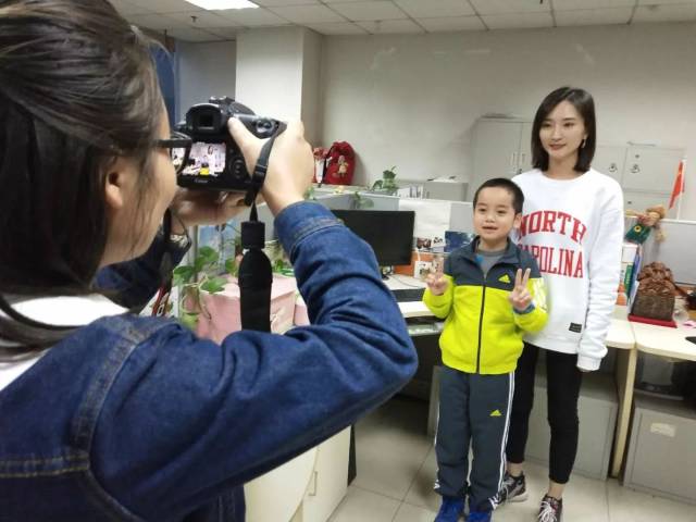 西安8岁男孩模仿主播脱口秀爆笑 被请到电视台录节目了