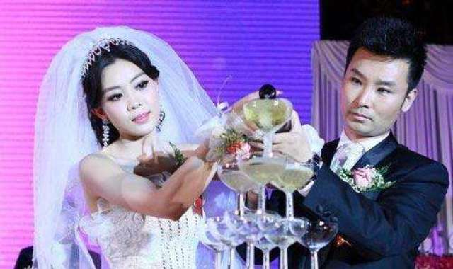 刘和刚和战扬结婚照片.