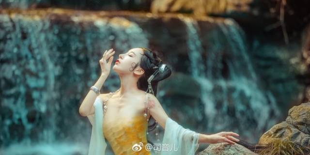 你有见过cos锦鲤的吗?完胜20年前的钟丽缇美人鱼