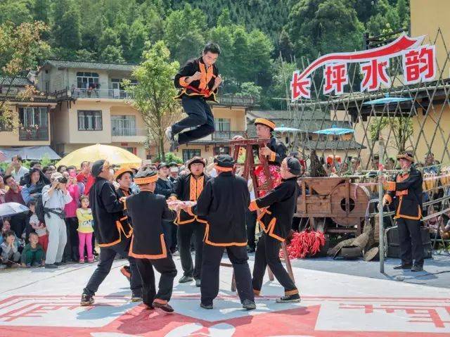 荣光之下,长坪瑶族乡越来越美,修起发展路,盘瑶同胞告别交通闭塞