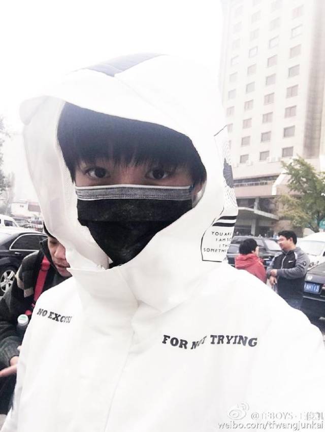 王俊凯 自拍 还有全副武装露眼式自拍,口罩男生你要不要这么神秘!