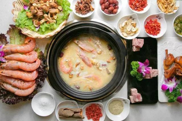 粤系火锅在兼顾食材天然原味的同时,注重汤底的鲜香,菜料清淡少油,吃