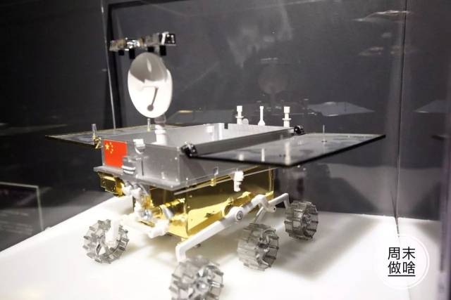 对啦,小怪还看到了我们的"玉兔号"机器人探月车,有点可爱!
