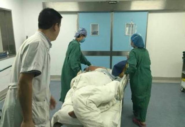 术后患者被护送至重症医学科病房