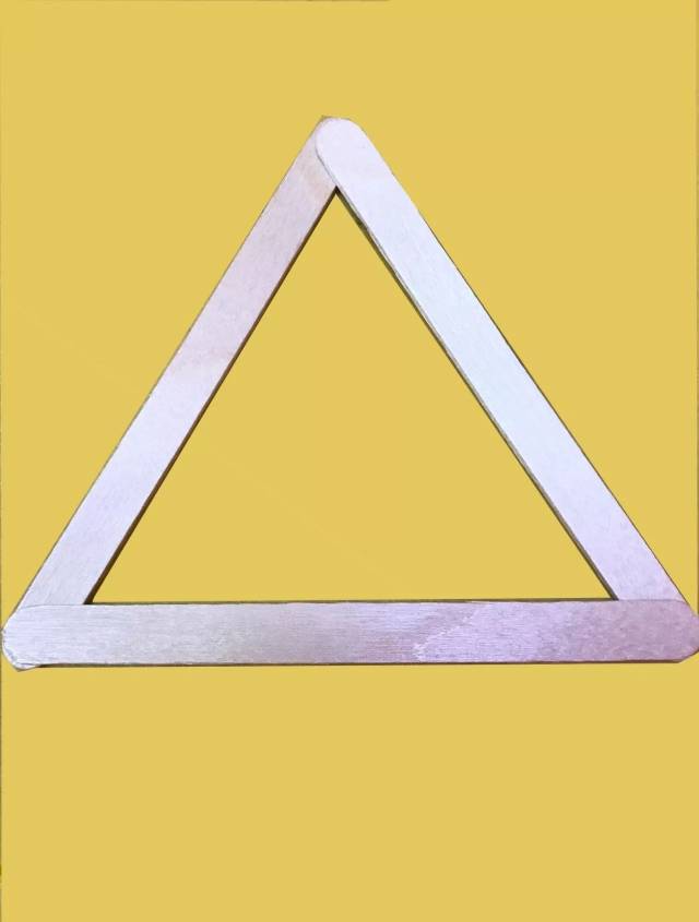 2,将粘好的三角形边框粘在三角形白色卡纸上,如图