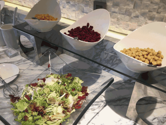 冰柜里所有的进口水果都可以随意搭配成你最爱的那款果汁or奶昔哦