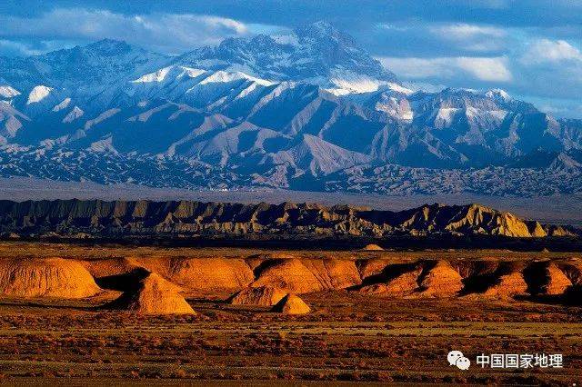 祁连山西端在当金山口与阿尔金山