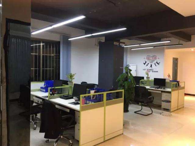 翁源县城有一高级办公楼转租,豪华装修,停车方便