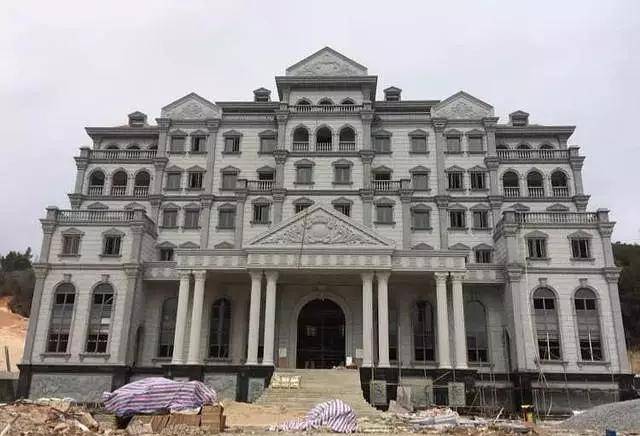 农村自建房比别墅还要牛,这种高调的衣锦还乡现象好吗?