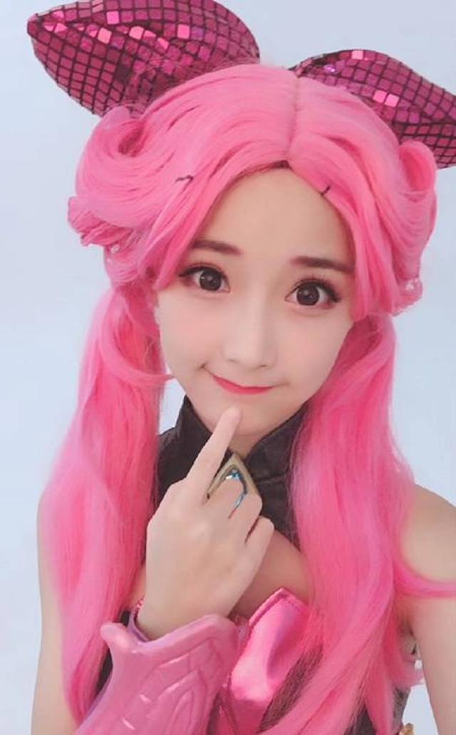 难道琪琪是要来一套英雄的cosplay合集吗?