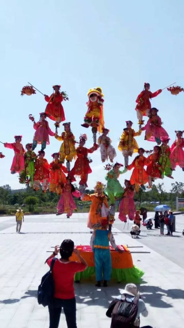 惊人在空中飘侨乡信宜飘色艺术文化一绝