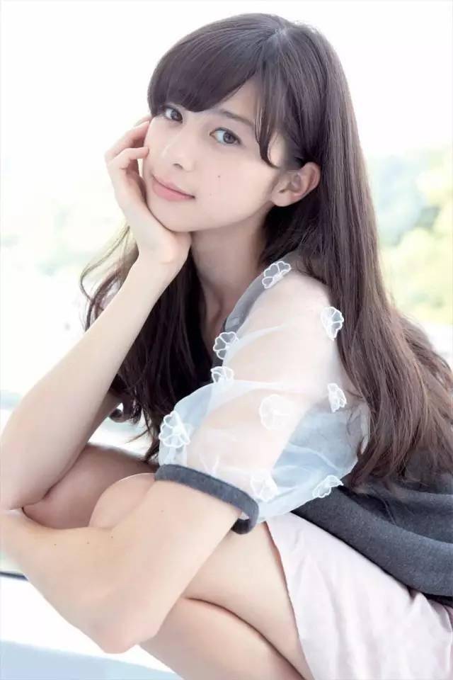 父亲是英国人,母亲是日本人,混血儿的身分让她在众多模特中更有辨识