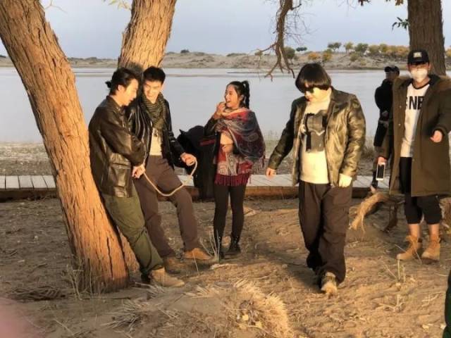 陕西彬县:有人从豳风桥跳下泾河了,快来看怎