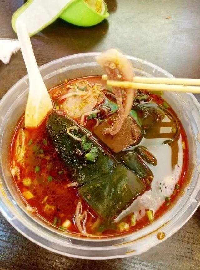 在武汉,没什么是一碗麻辣烫解决不了的!如果有那就两碗!