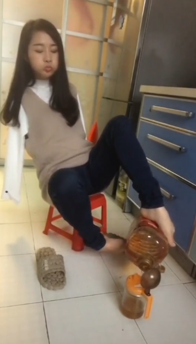 无臂女孩杨莉的快乐生活,目前从事文员工作,居然还能独自出差!