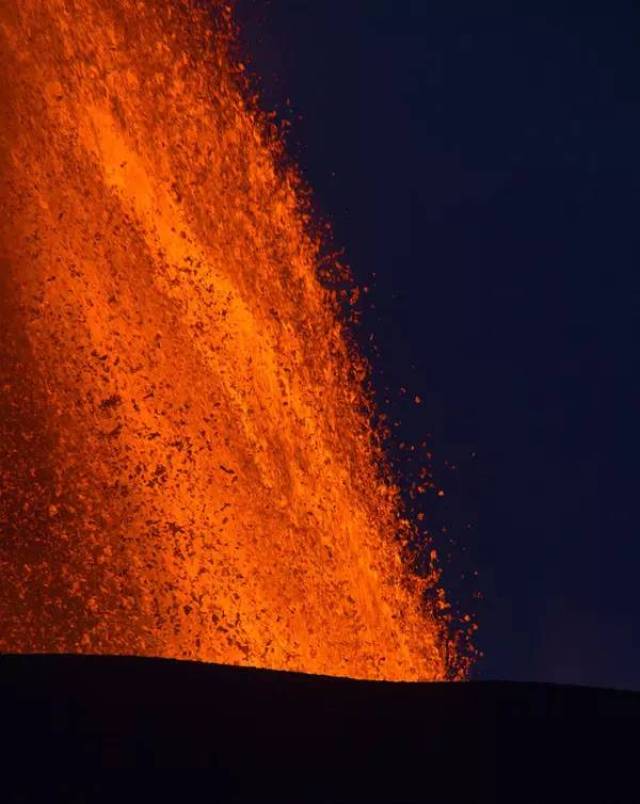 2011年11月11日,穆拉吉拉火山熔岩冲向高空.