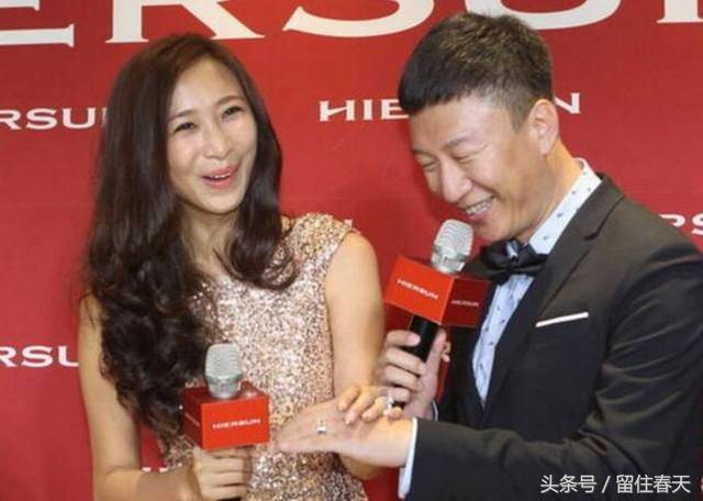 孙红雷携小15岁娇妻现身,网友:怪不得舍不得把老婆带出来
