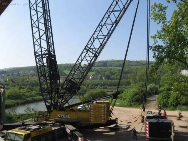 【精彩图集】600吨桁架臂汽车起重机跨桥吊装桥梁组件